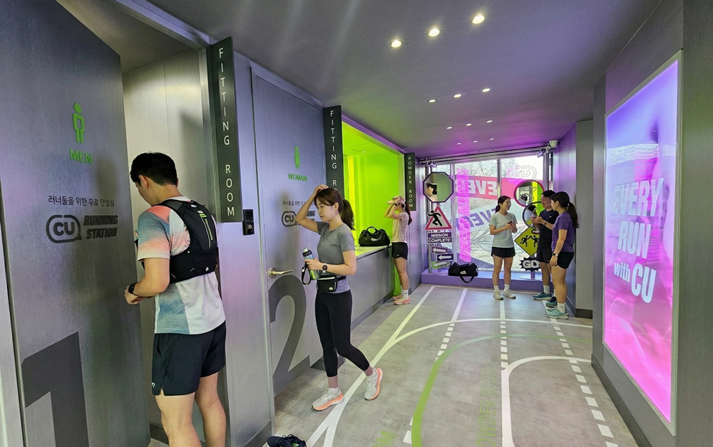 ‘러닝 스테이션’ 콘셉트의 시그니처 1호점인 CU ‘한강 르네상스 여의도 3호점’ 내·외부 전경. 사진제공｜BGF리테일