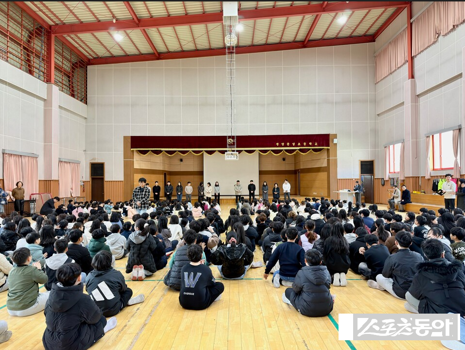 광양중앙초등학교(교장 최현)는 3월 9일 오전 10시 30분 강당에서 1~6학년 재학생과 교직원이 함께하는 전입 교직원 소개 행사를 열었다. 사진제공 I 전라남도교육청