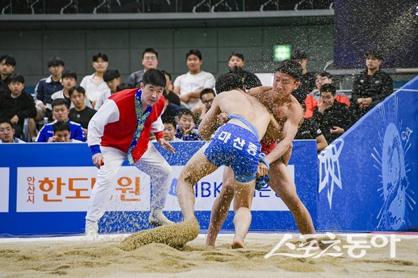 지난해 제55회 회장기 전국장사 씨름대회 경기 모습. 사진제공ㅣ문경시