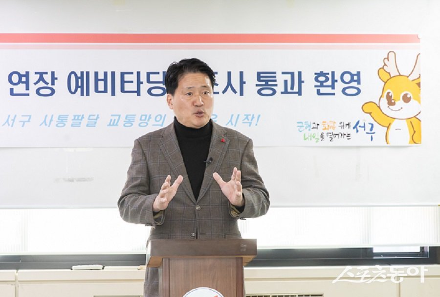 강범석 인천 서구청장이 서울지하철 5호선 연장사업이 예비타당성조사를 통과한 것과 관련해 기자회견을 하고 있다. 사진제공|박미정 기자