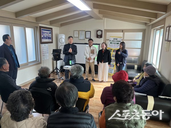 성주 월항면 지방리 마을회관에서 성주군 종합사회복지관이 ‘참한별 온(溫)동네 스무바퀴’ 프로그램이 진행되고 있는 모습. 사진제공ㅣ성주군