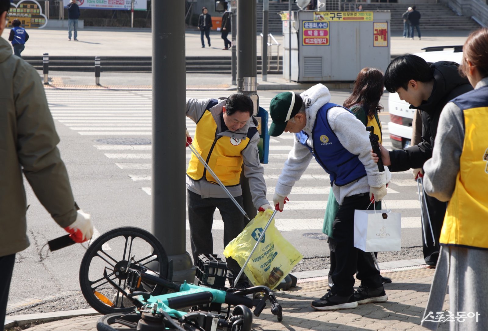 주광덕 시장(윈쪽 첫번째)은 10일 평내호평역에서 바르게살기운동 평내동위원회와 함께 민관 합동 금연 캠페인 및 환경정화 활동하고 있다. 사진제공ㅣ남양주시 