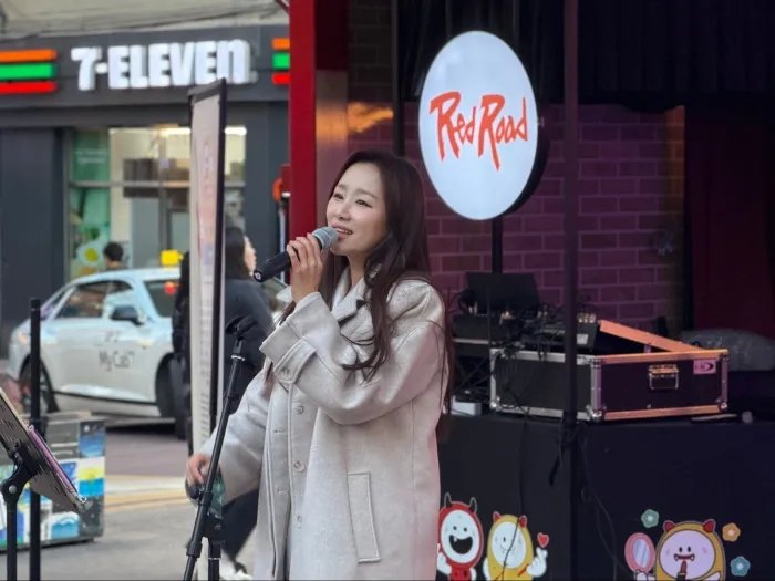 미스트롯 출신의 인기가수 정혜린은 지난 7일 서울 마포구 홍대 레드로드에서 버스킹 라이브를 열고 팬들과 가까이서 소통하는 시간을 마련했다. 사진제공 ㅣ 밀라그로