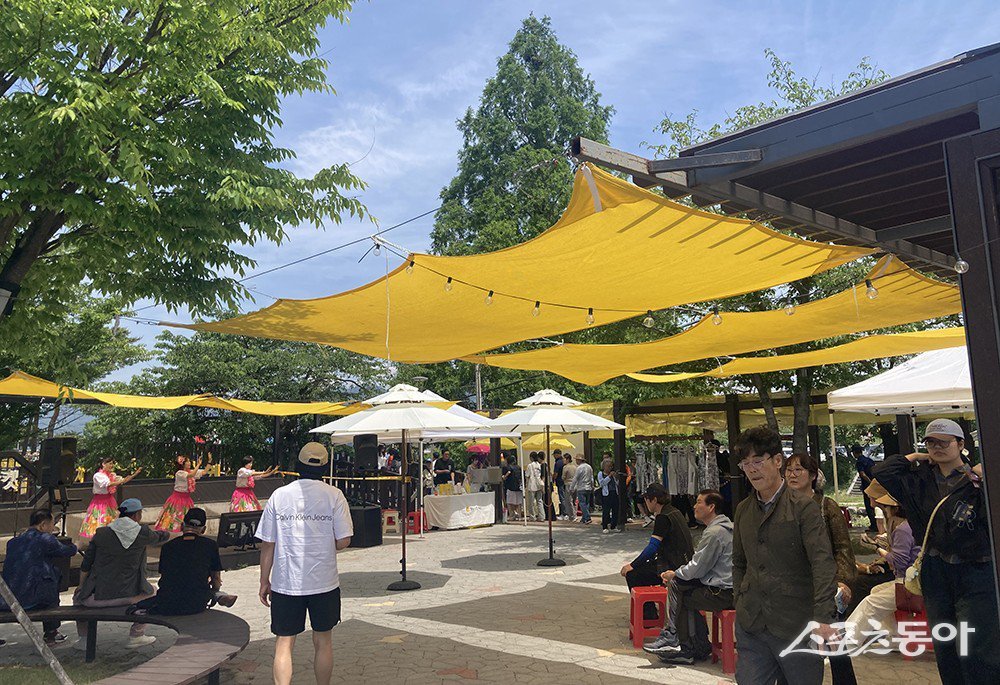 곡성군이 곡성역과 섬진강기차마을 후문, 곡성읍 도심 사이를 가로지르는 곡성천 제방길 일원의 유휴 공간을 활용해 조성한 야외 시장인 뚝방마켓을 오는 14일 개장한다