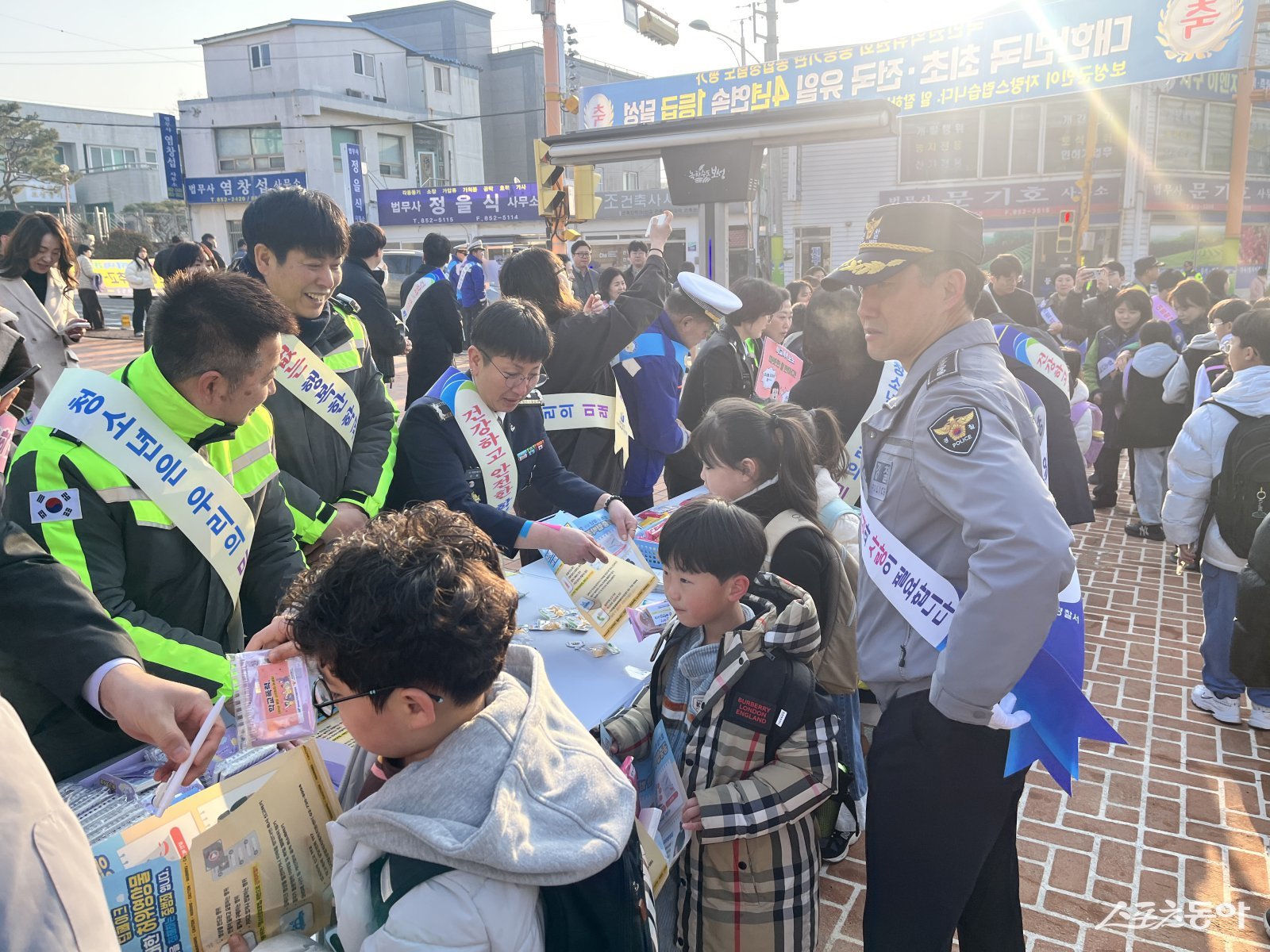 보성군이 새 학기를 맞아 보성군청 사거리와 보성초등학교 일원에서 유관기관 합동 아동학대 예방 캠페인을 했다. 사진제공｜보성군