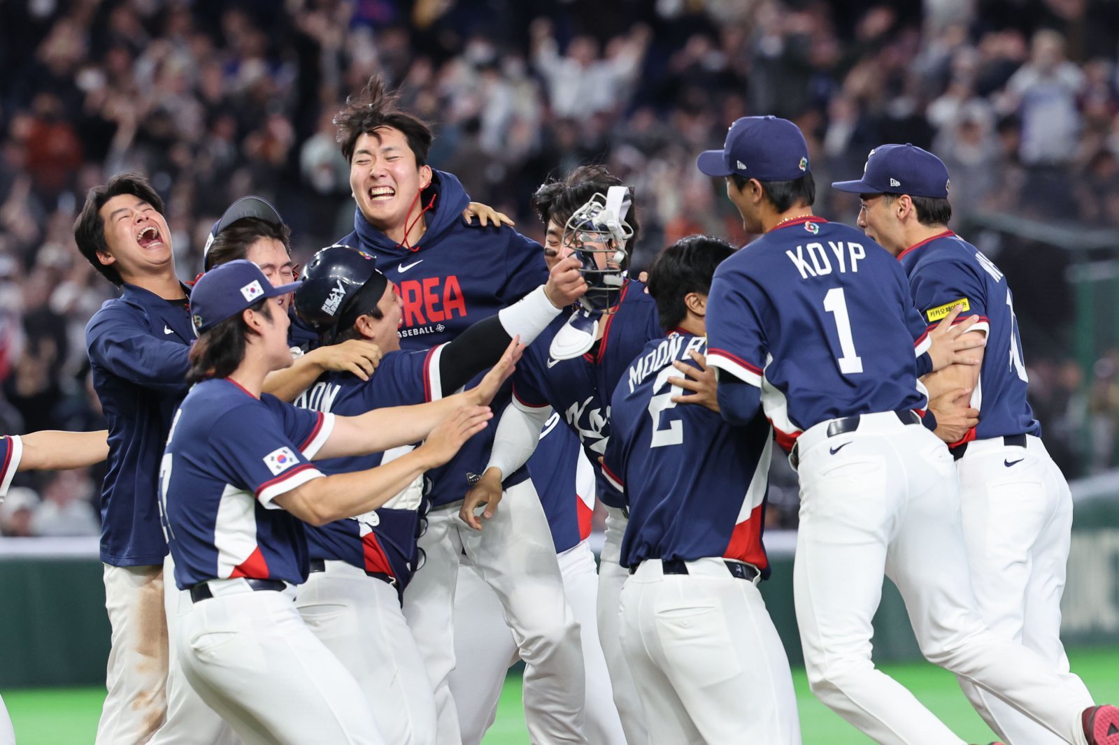 야구 대표팀 선수들이 9일 일본 도쿄돔서 열린 2026 WBC 본선 1라운드 C조 4차전 호주와 경기를 7-2로 승리해 2라운드 진출을 확정한 뒤 함께 기뻐하고 있다. 뉴시스