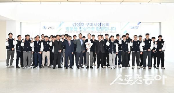 구미시가 10일 ㈜씨엠티엑스 기업 현장간담회를 진행한 후 기념촬영을 하고 있는 모습. 사진제공ㅣ구미시