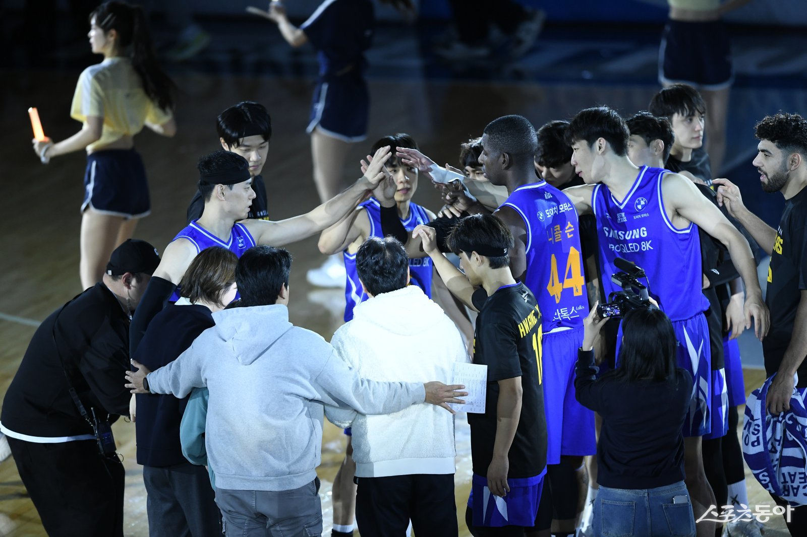 잠실실내체육관에서 열린 홈경기 시작에 앞서 팬들과 하이파이브를 함께 하는 삼성 선수들. 사진제공|KBL