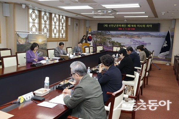 (재)신안군장학재단은 11일 제74회 이사회를 개최하고 2025년도 결산보고안과 2026년 상반기 신안군 인재육성 장학생 선발 계획을 심의·의결했다고 밝혔다. 사진제공 I 신안군