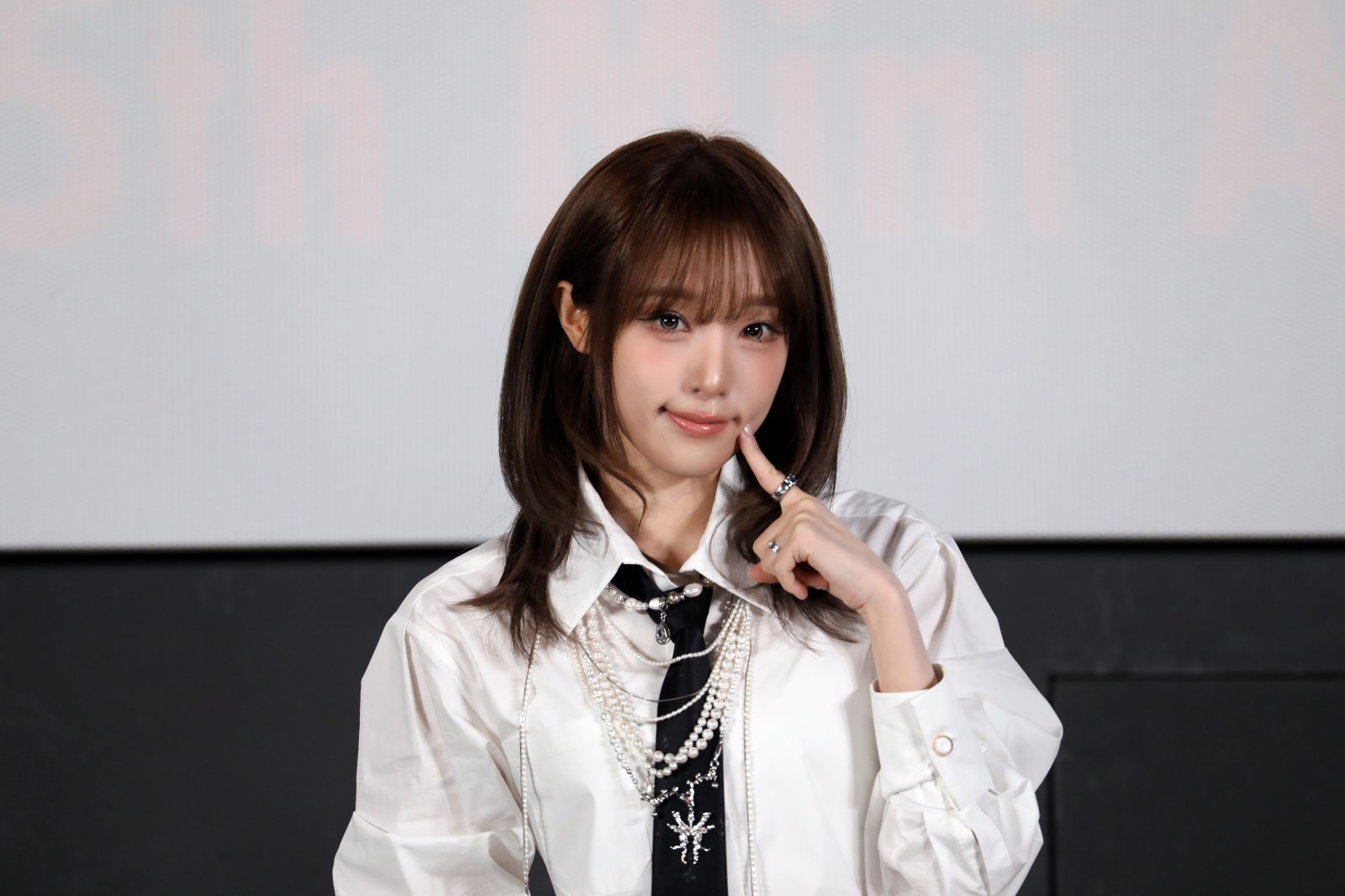 가수 최예나가 볼 콕 포즈를 취하고 있다