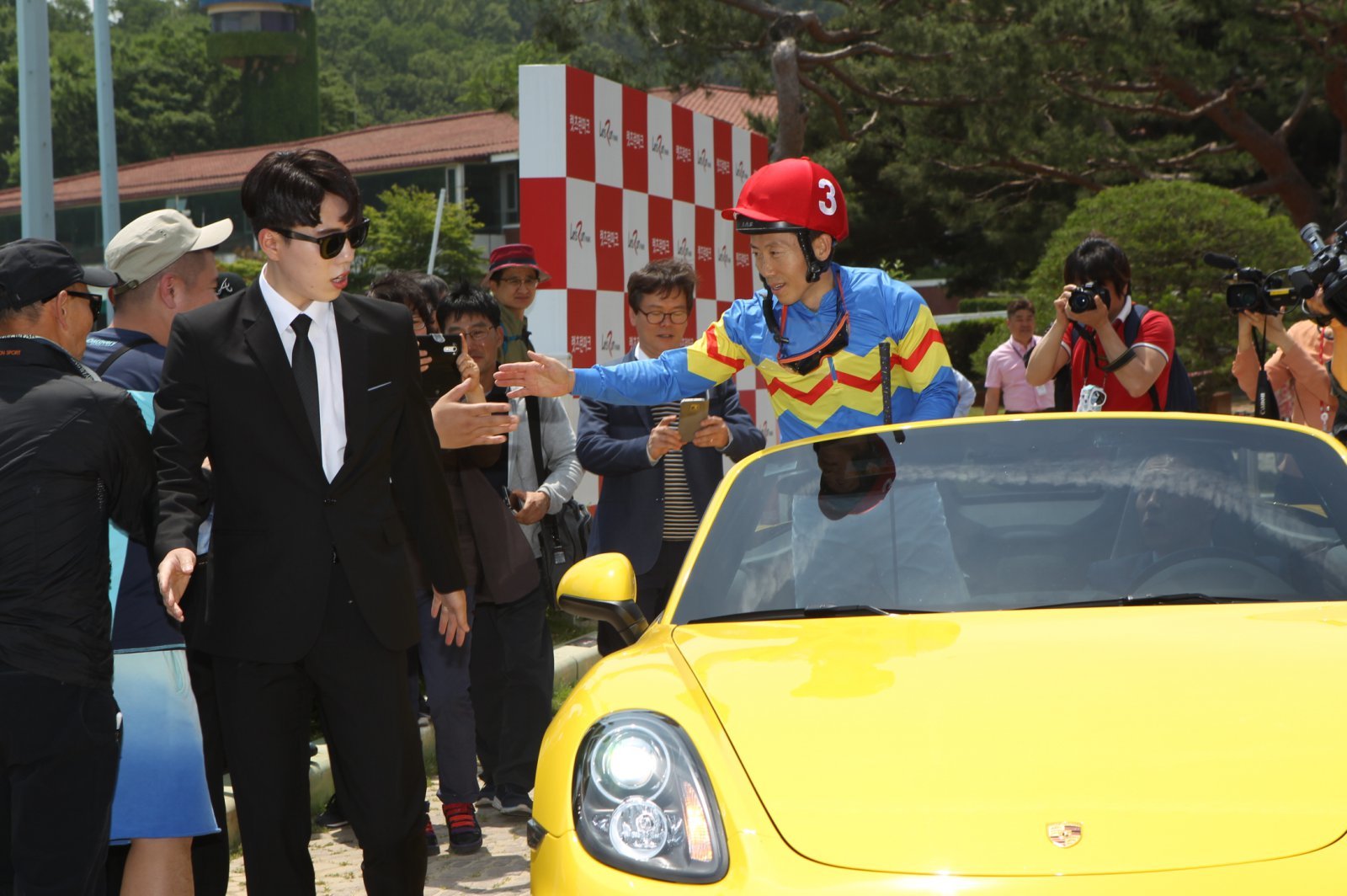 기수의 통산 승수에는 그들이 흘린 땀과 눈물의 서사가 담겨있다. ‘경마 대통령’ 박태종이 2000승 달성 당시 오픈 카 퍼레이드를 하며 팬들의 축하를 받는 모습. 박 기수는 통산 최다인 2249승을 기록한 뒤 은퇴해 한국마사회 심판 자문위원으로 제2의 삶을 살고 있다. 사진제공 | 한국마사회