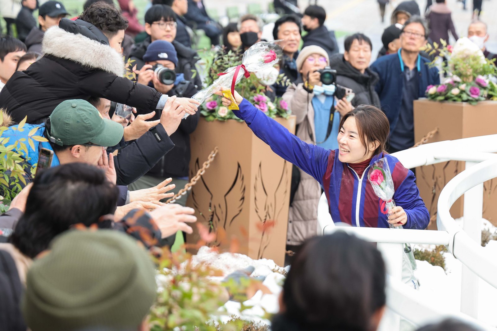 한국 경마 여성 기수 중 가장 많은 467승을 기록한 김혜선 기수가 2024년 그랑프리 우승 후 팬들의 축하를 받고 있다. 사진제공 | 한국마사회