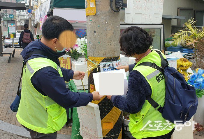 구 기간제근로자들이 불법 벽보를 수거하는 모습. 서대문구 제공