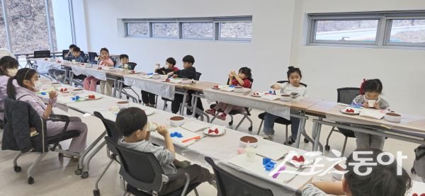 영주시 천지인전통사상체험관에서 아이들이 케이크 만들기 체험을 진행하고 있는 모습. 사진제공ㅣ영주시
