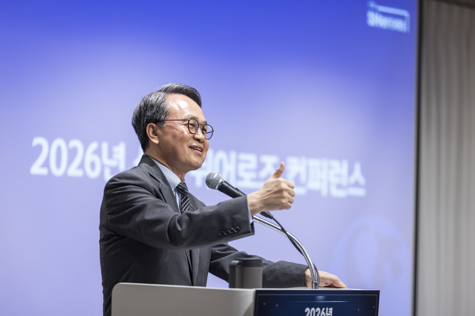 ‘2026년 신한 쉬어로즈 컨퍼런스’에서 축사를 하고 있는 진옥동 신한금융 회장. 사진제공｜신한금융