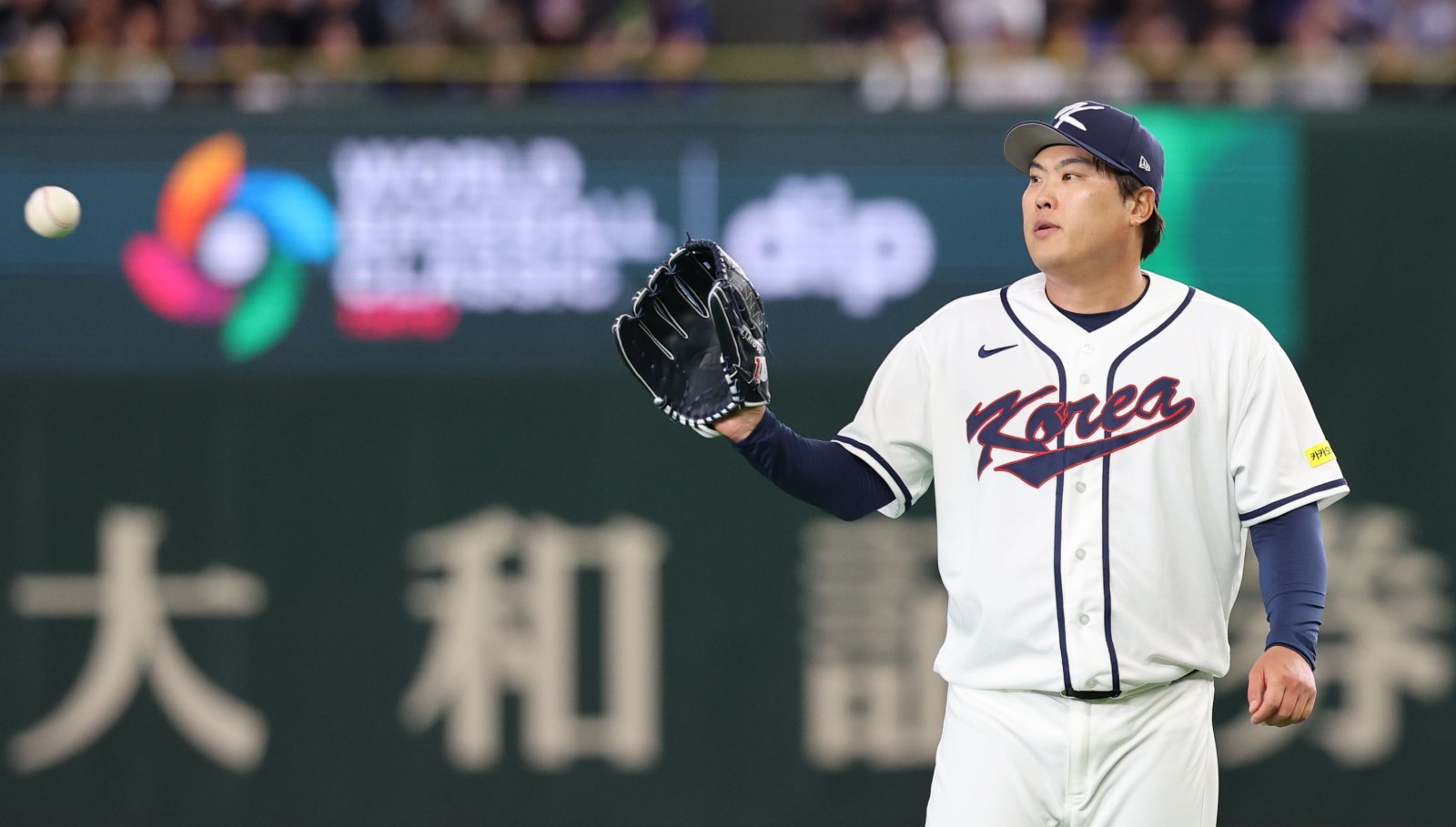 야구 대표팀 류현진이 8일 일본 도쿄돔서 열린 제6회 월드베이스볼클래식(WBC) 본선 1라운드 C조 3차전 대만과 경기에 선발투수로 등판해 동료로부터 공을 받고 있다. 류현진은 8강전이 열리는 마이애미에 입선한 후 “2~3경기를 더 하고 싶다”며 남다른 각오를 전했다. 뉴시스