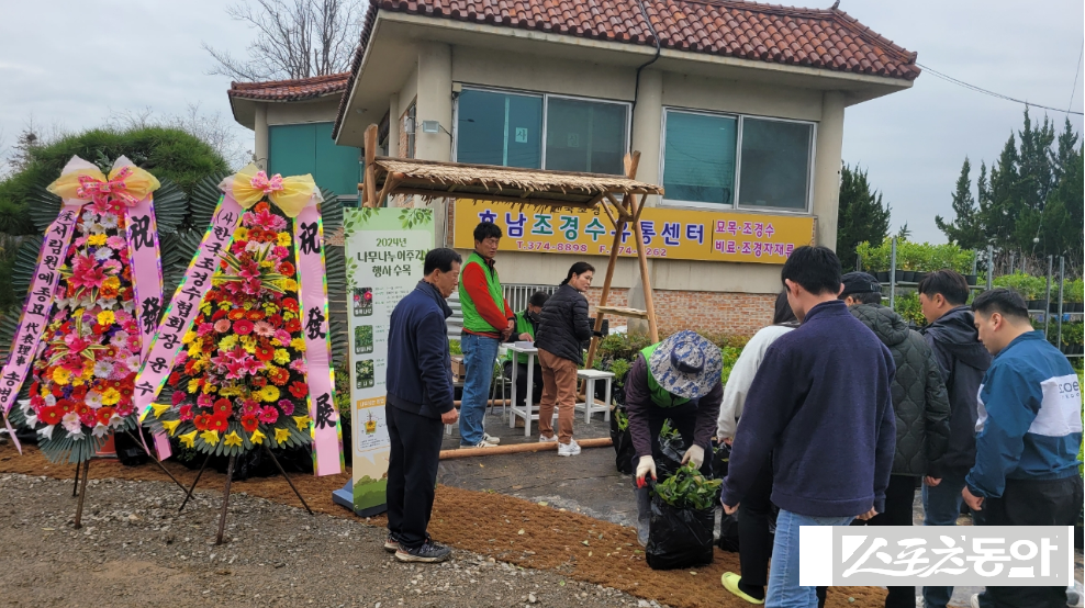 광주광역시(시장 강기정)는 시민의 나무심기 참여를 확대하고 생활 속 녹색 문화를 확산하기 위해 ‘2026 나무 나누어주기’를 추진한다. 사진제공 I 광주광역시청