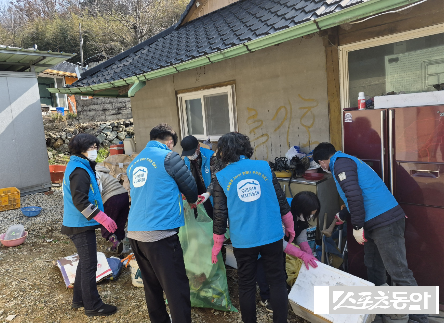 함평군 신광면 복지기동대가 주거환경이 열악한 지적장애인 가구를 대상으로 봄맞이 환경 개선 활동을 펼치며 온정을 나눴다. 사진제공 I 함평군