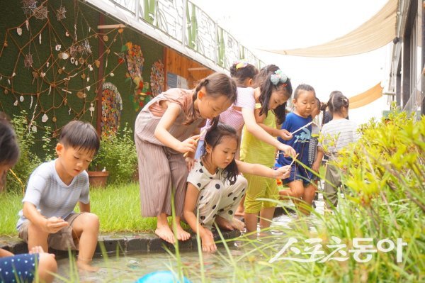 경북교육청이 ‘유·초 이음교육’을 도내 모든 공·사립유치원으로 확대 운영한다. 사진제공 ㅣ 경북교육청