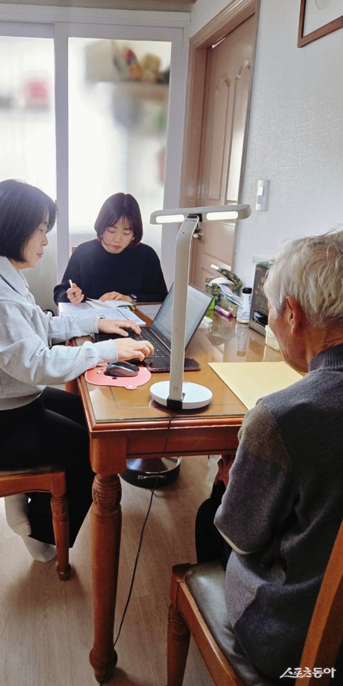 여순사건 희생자 유족 면담 모습. 사진제공 I 전라남도청
