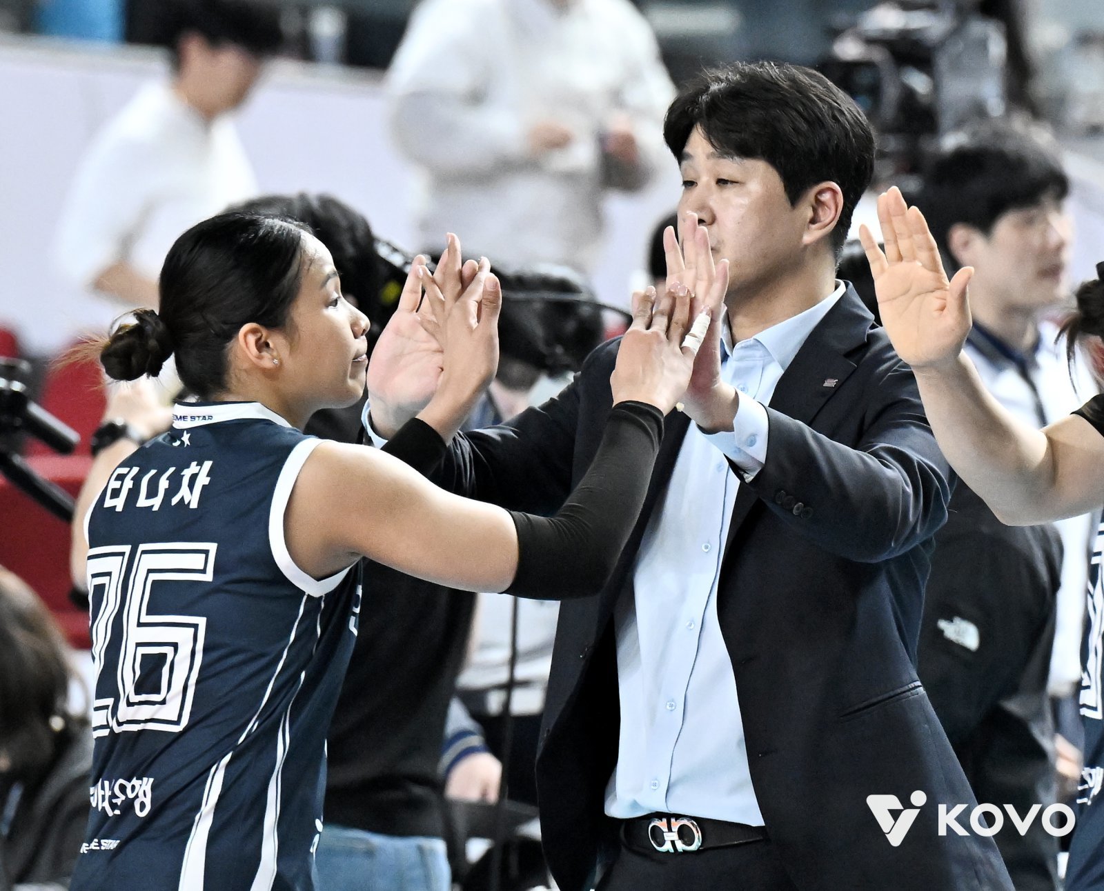 김종민 한국도로공사 감독(오른쪽)은 이번 시즌 정확한 진단과 선수 기용을 앞세워 팀을 8시즌만의 정규리그 1위로 이끌었다. 사진제공│KOVO