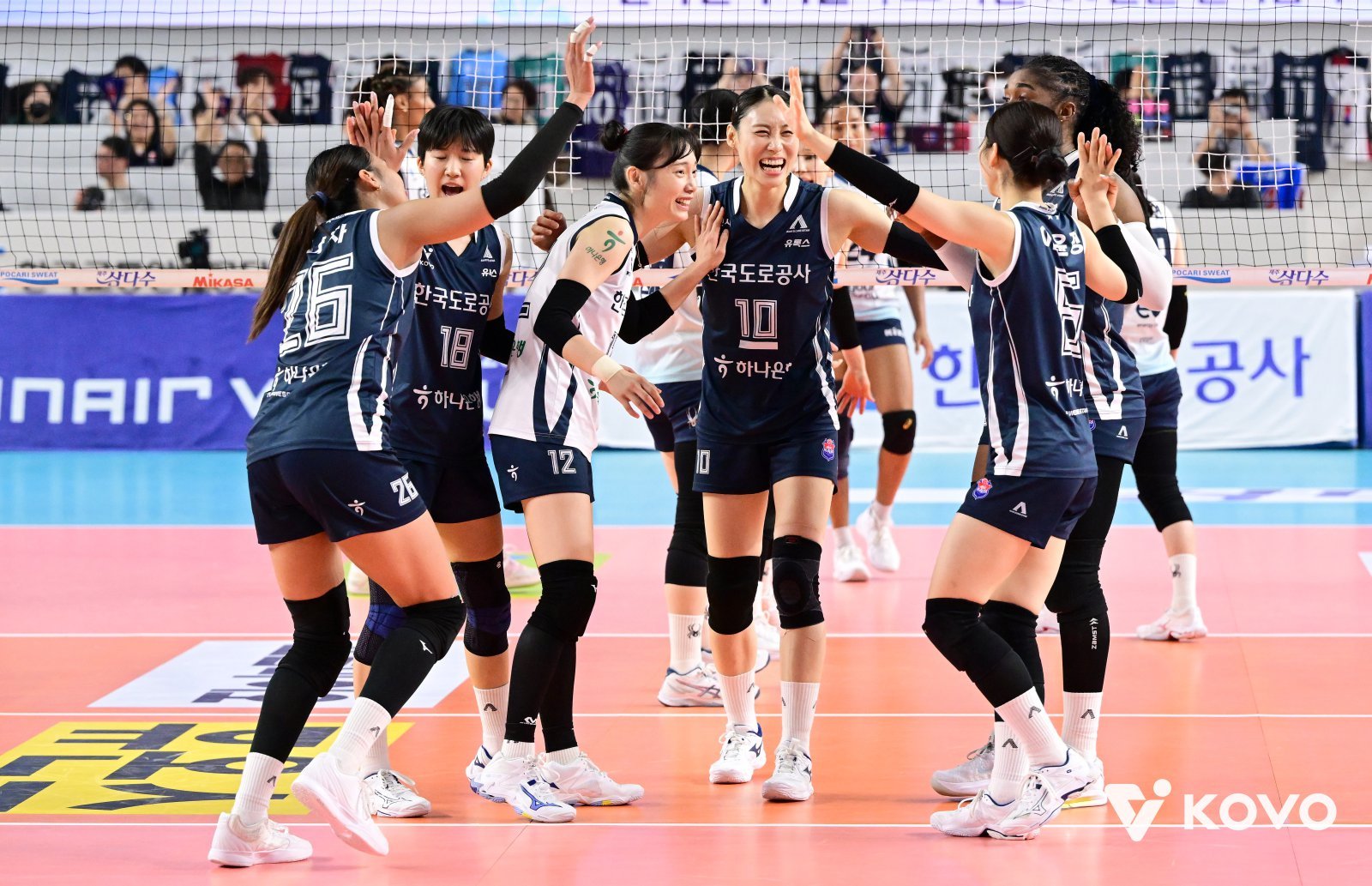 한국도로공사 선수들이 지난달 20일 GS칼텍스와 홈경기서 승리한 뒤 기뻐하고 있다. 사진제공｜KOVO