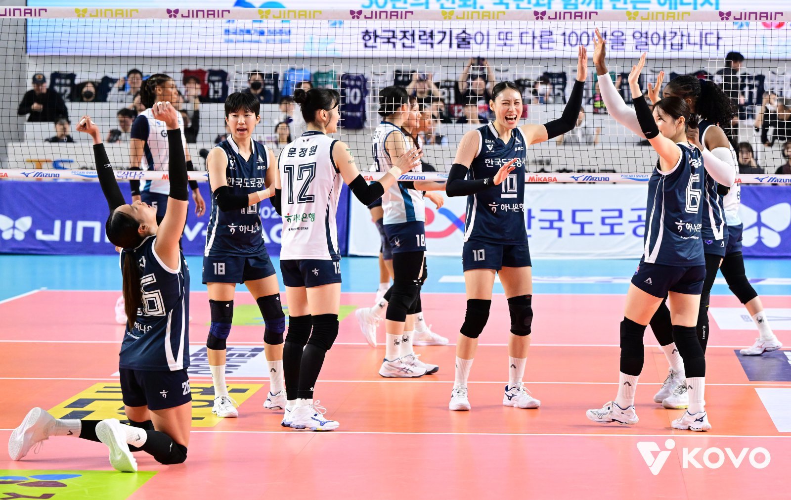 한국도로공사 선수들이 지난달 20일 GS칼텍스와 홈경기서 승리한 뒤 기뻐하고 있다. 사진제공｜KOVO