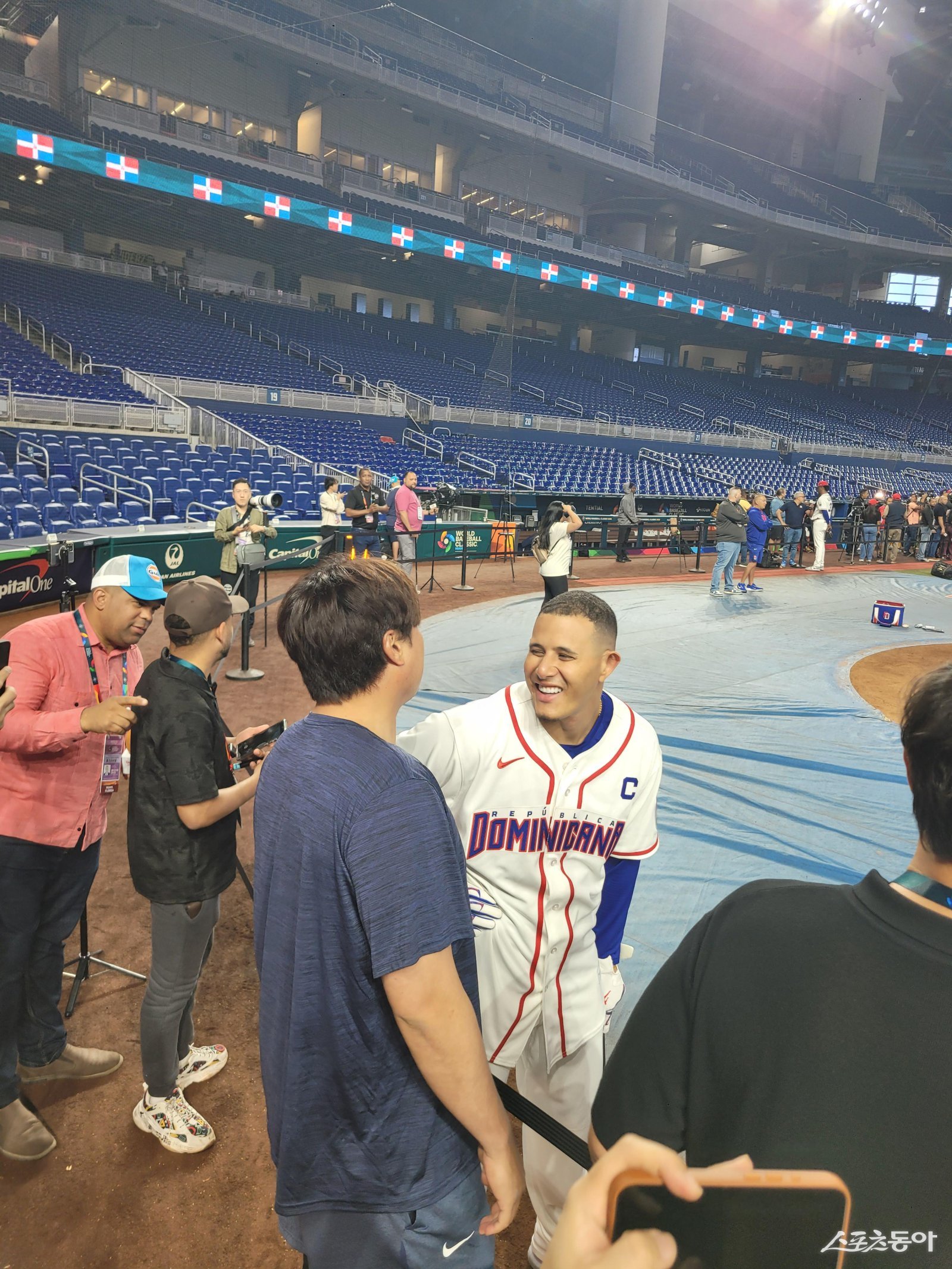 야구 대표팀 류현진(왼쪽)이 13일(한국시간) 미국 플로리다주 마이애미 론디포파크서 도미니카공화국 대표팀 주장 매니 마차도와 즐겁게 대화를 나누고 있다. 마차도는 류현진을 발견하자 먼저 달려와 인사를 건넸다. 마이애미｜장은상 기자 award@donga.com