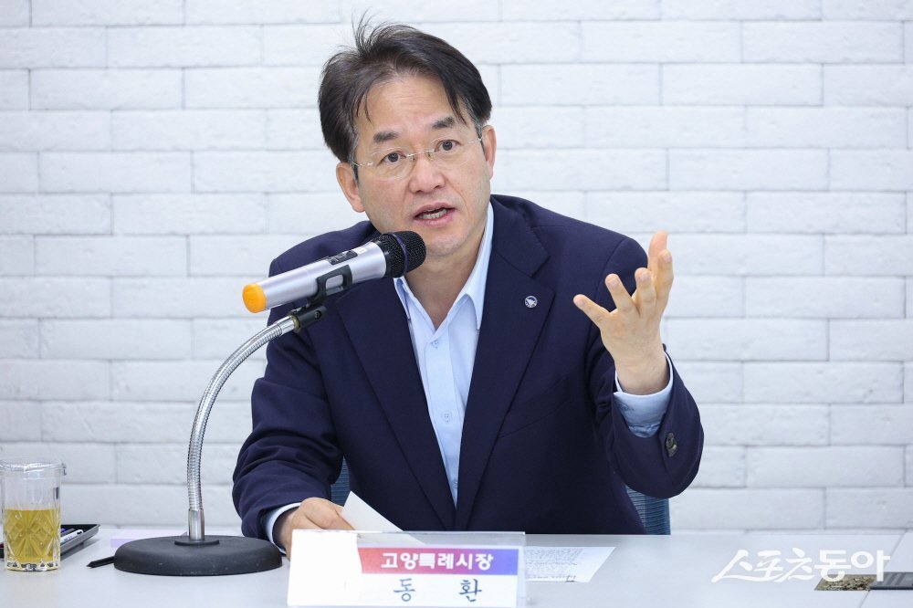 이동환 시장이 12일 정발산동 행정복지센터 통장회의에서 의견을 청취하고 있다. 사진제공ㅣ고양시