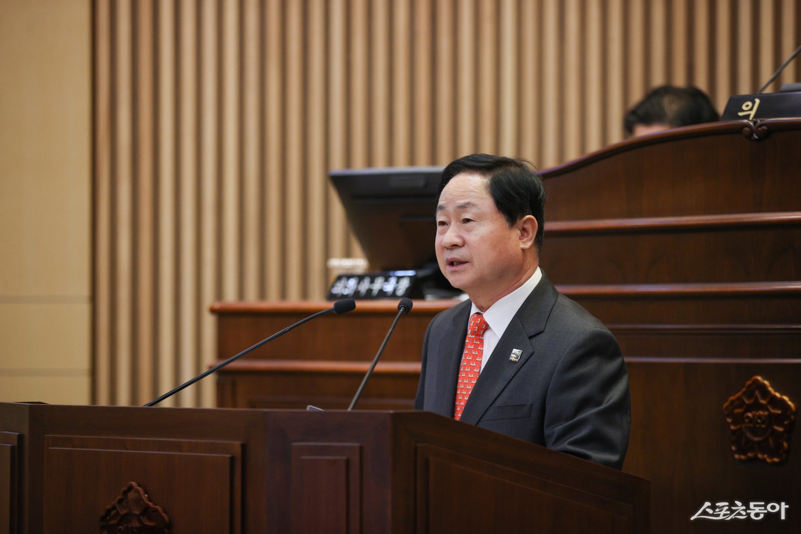 주광덕 시장이 12일 의회에서 시정질문 답변을 하고 있다. 사진제공ㅣ남양주시 