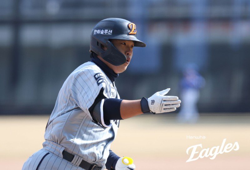 한화 강백호가 13일 대전한화생명볼파크서 열린 삼성과 시범경기 6회초 홈런을 쳐낸 뒤 환호하고 있다. 사진제공ㅣ한화 이글스