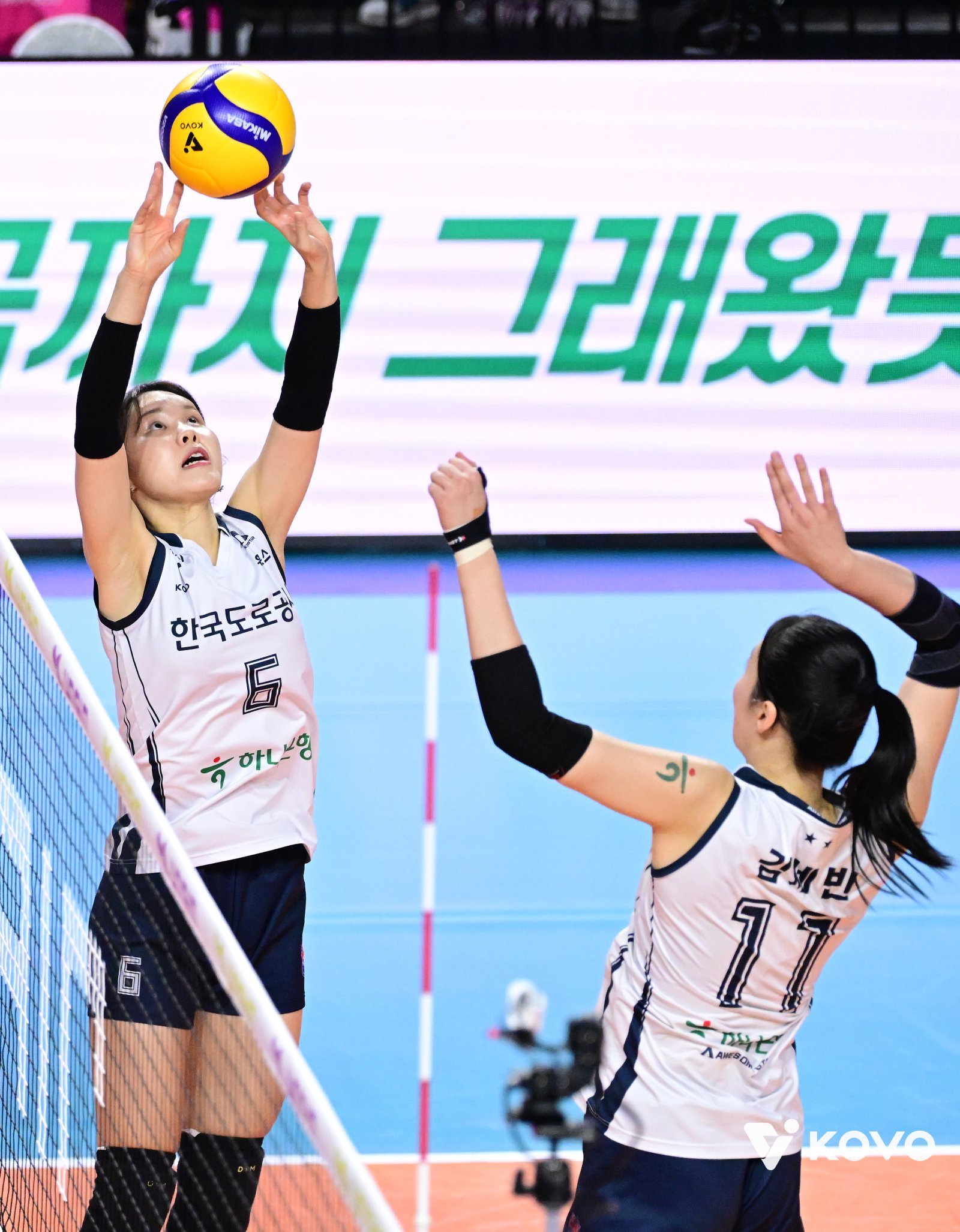 도로공사 이윤정(왼쪽)이 13일 인천삼산월드체육관서 열린 흥국생명과 홈경기 도중 김세빈에게 공을 띄워주고 있다. 사진제공｜KOVO