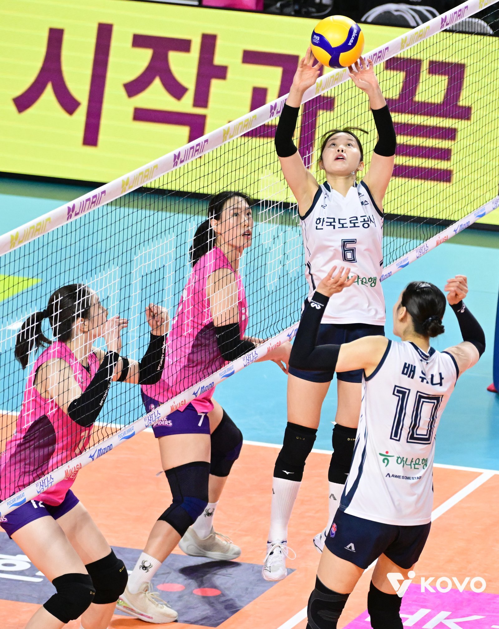 도로공사 이윤정(6번)이 13일 인천삼산월드체육관서 열린 흥국생명과 홈경기 도중 배유나에게 공을 띄워주고 있다. 사진제공｜KOVO