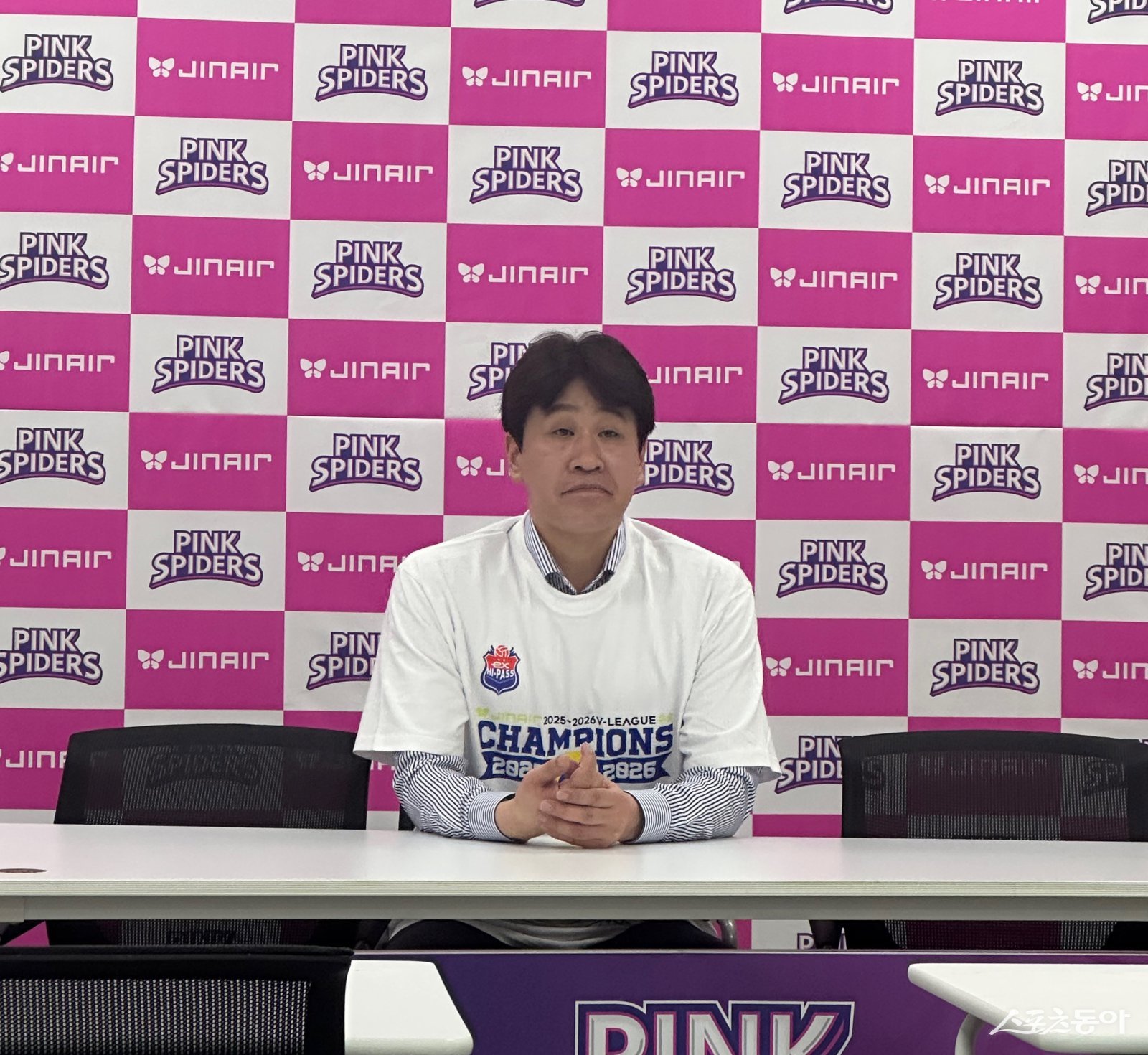 도로공사 김종민 감독이 13일 인천삼산월드체육관서 열린 흥국생명과 원정경기서 3-0 승리를 거두며 정규리그 1위를 확정한 뒤 취재진의 질문에 답하고 있다. 인천｜백현기 기자 hkbaek@donga.com