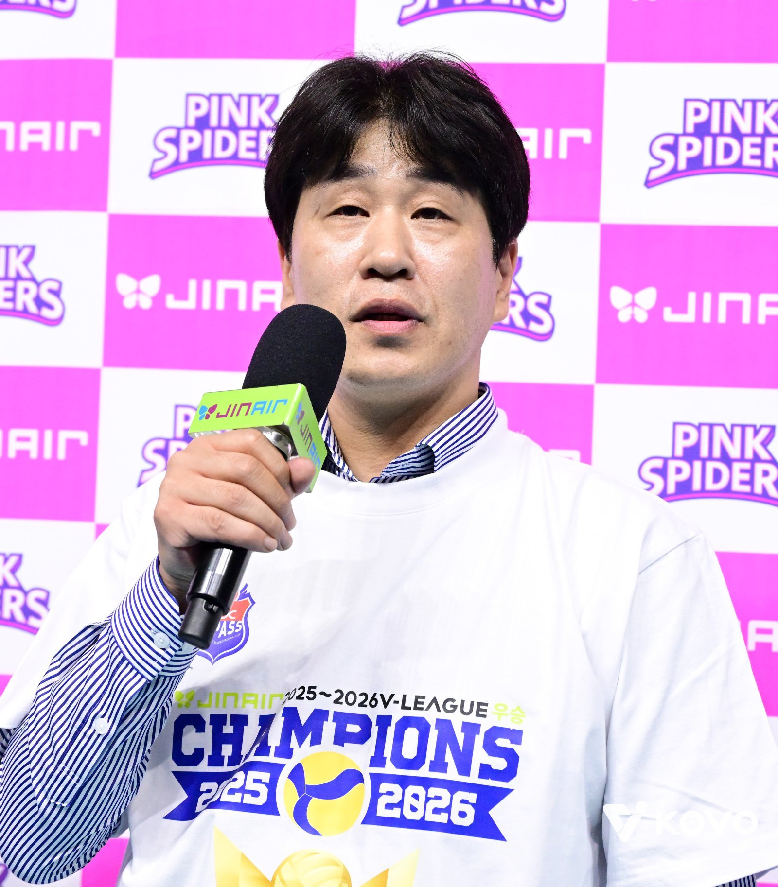 도로공사 김종민 감독이 13일 인천삼산월드체육관서 열린 흥국생명과 원정경기서 3-0 승리를 거두며 정규리그 1위를 확정한 뒤 방송사와 인터뷰를 하고 있다. 사진제공｜KOVO