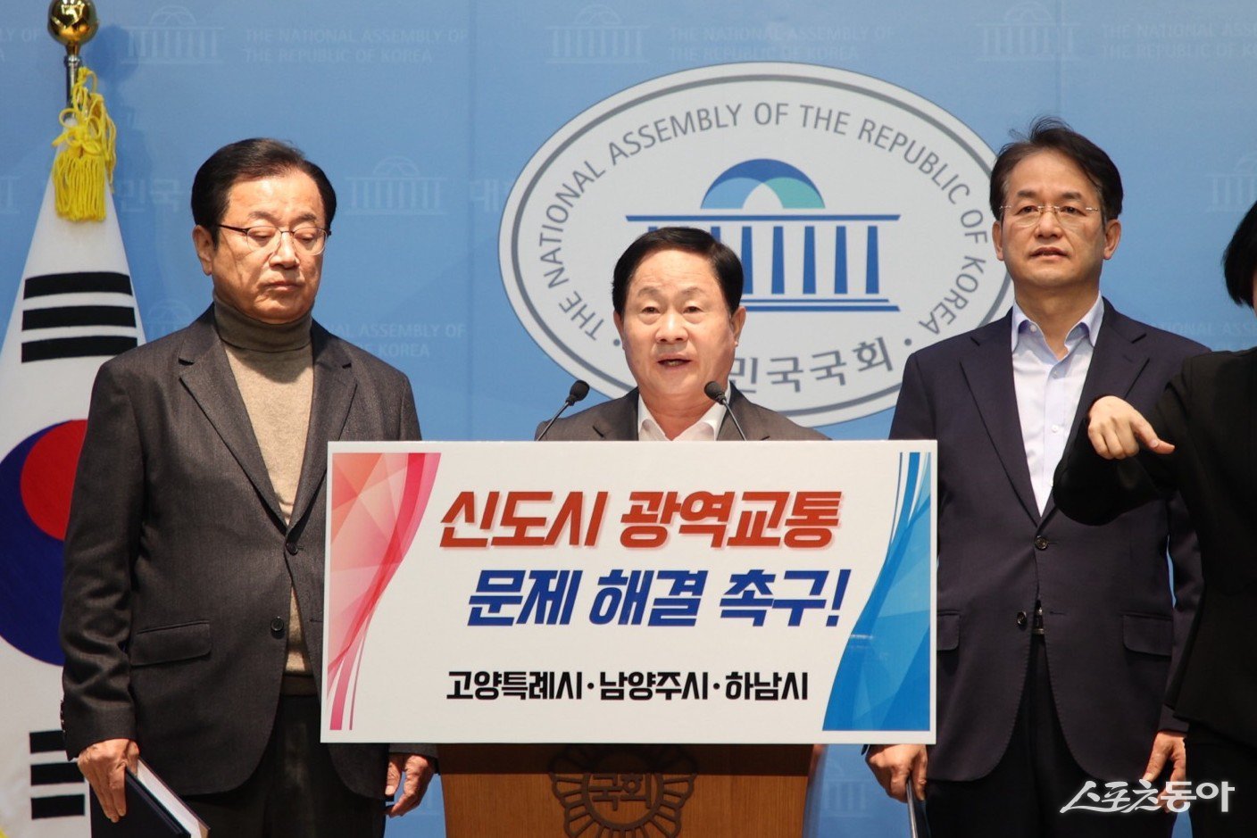 남국회 소통관에서 공동 건의문을 발표 중인 주광덕 남양주시장(가운데)과 이동환 고양특례시장(오른쪽) 사진제공ㅣ남양주시