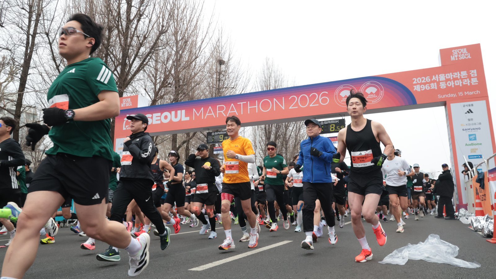 마라토너들이 15일 광화문광장을 출발해 잠실종합운동장 동문으로 골인한 2026서울마라톤 겸 제96회 동아마라톤서 역주를 펼치고 있다. 박형기 동아일보 기자