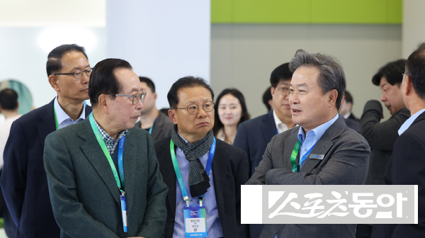 이동채 에코프로 창업주(오른쪽)와 동원그룹 창업주 김재철 명예회장이 대화하고 있다. 사진제공 ㅣ 에코프로