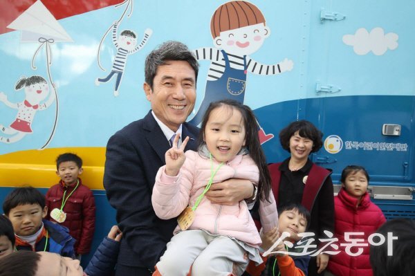 이강덕 국민의힘 경북도지사 예비후보가 제7호 공약으로 ‘아이부터 청년까지 함께 크는 경북’을 발표하고 저출생 문제 해결을 위한 종합 인구정책을 제시했다. 사진제공 ㅣ 이강덕사무소