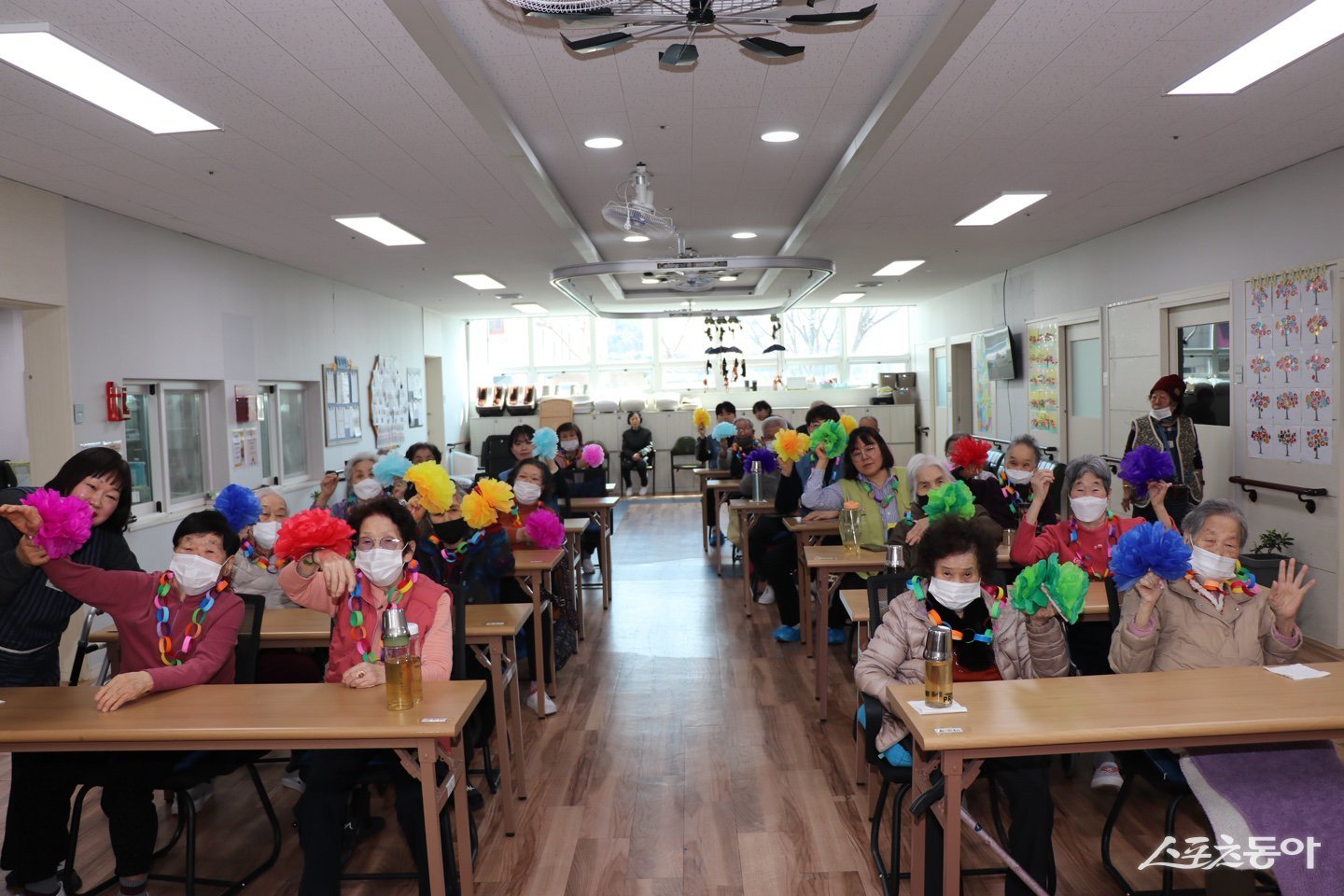 포스코 광양제철소 프렌즈 재능봉사단이 지역 내 어르신들의 건강한 노후를 돕는 따뜻한 치매 예방 활동을 전개 하고 있다. 사진제공│광양제철소