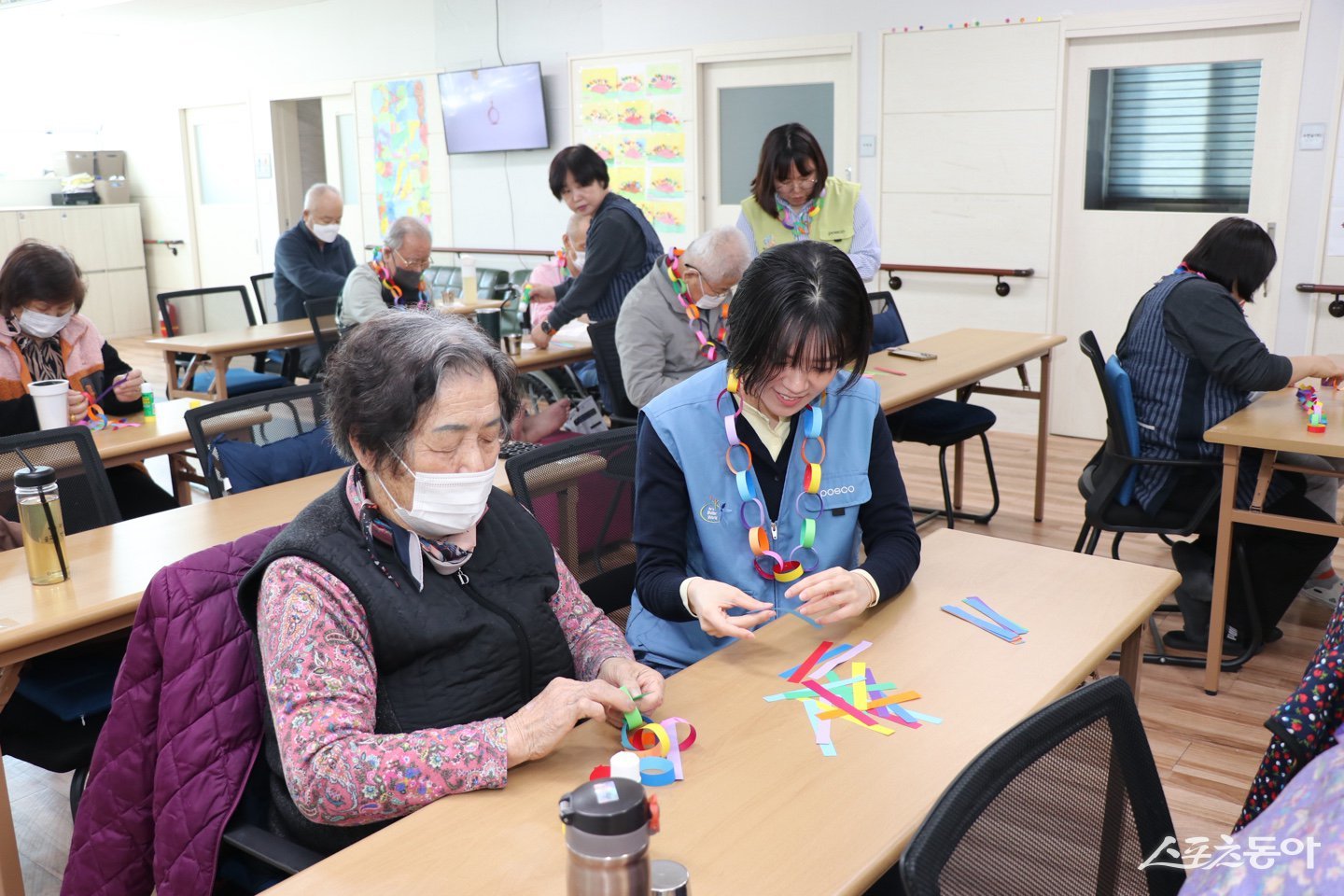 포스코 광양제철소 프렌즈 재능봉사단이 지역 내 어르신들의 건강한 노후를 돕는 따뜻한 치매 예방 활동을 전개 하고 있다. 사진제공│광양제철소