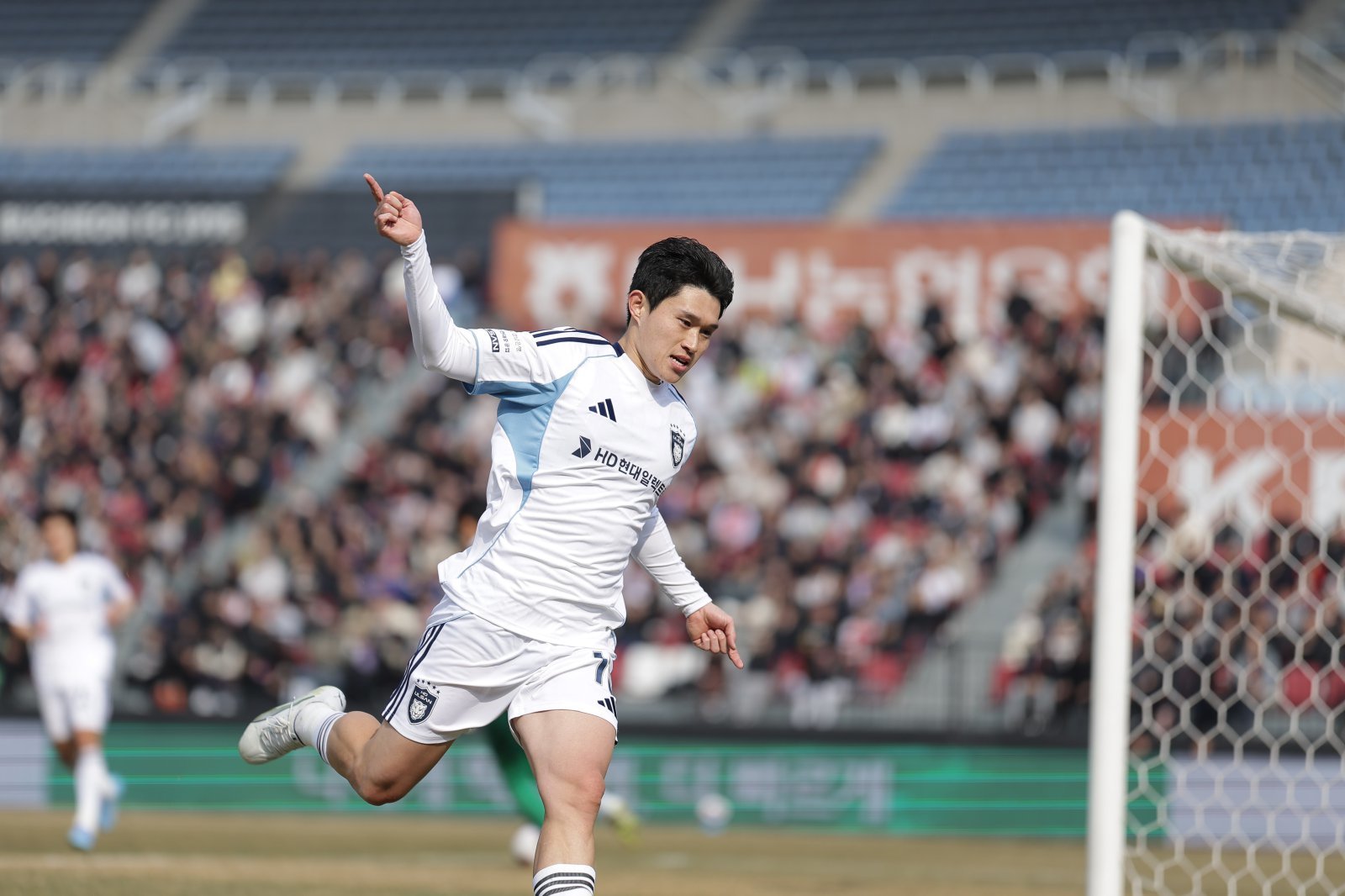 울산 이동경이 15일 부천종합운동장서 열린 부천과 원정경기서 페널티킥으로 역전골을 터트린 뒤 기뻐하고 있다. 사진제공｜한국프로축구연맹