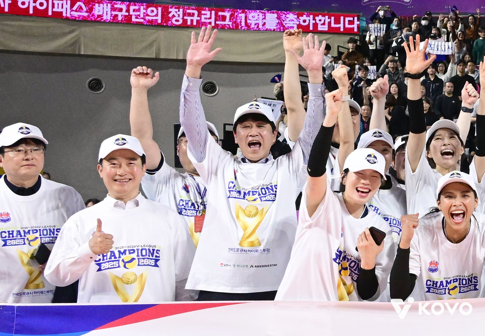 김종민 한국도로공사 감독이 13일 인천삼산월드체육관서 V리그 여자부 정규리그 1위를 확정한 뒤 시즌 내내 주전들의 부상 공백을 잘 메워준 선수들을 향해 고마움을 표현했다. 사진제공│KOVO