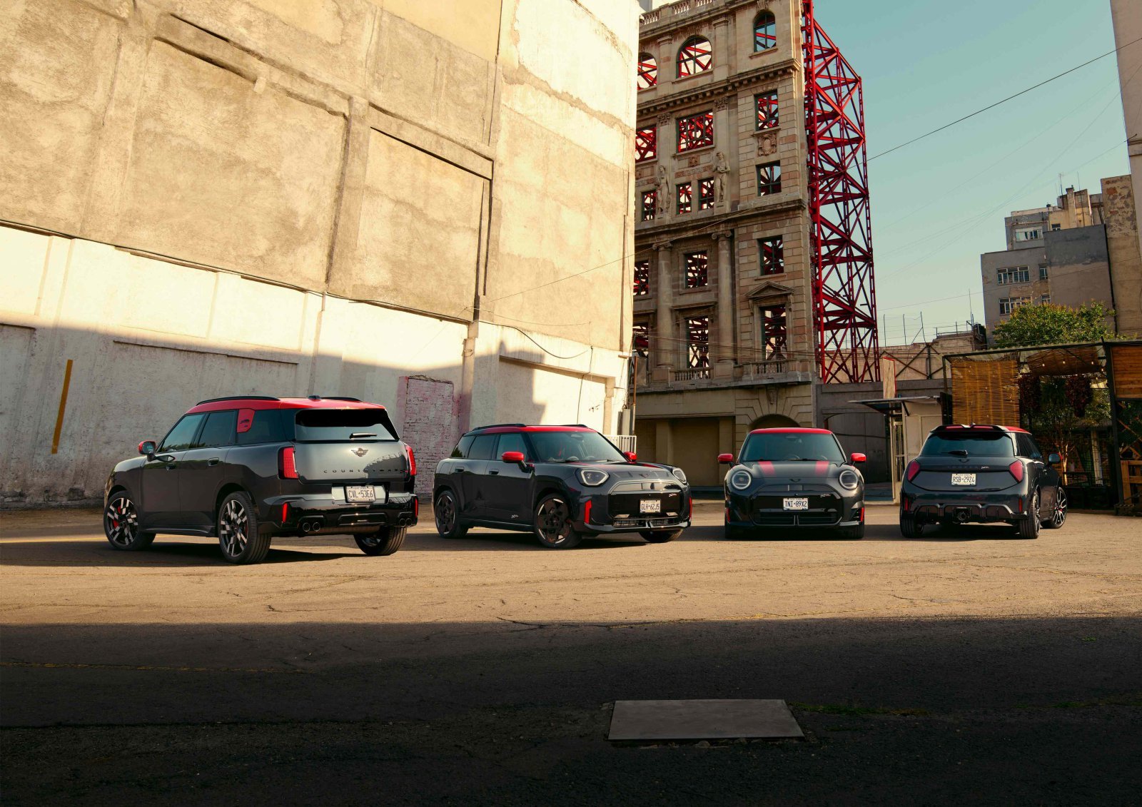 MINI JCW 컨트리맨 ALL4, 디 올-일렉트릭 MINI JCW 에이스맨, 더 뉴 MINI JCW, 더 뉴 MINI JCW 일렉트릭(왼쪽부터). 사진제공｜BMW 그룹 코리아