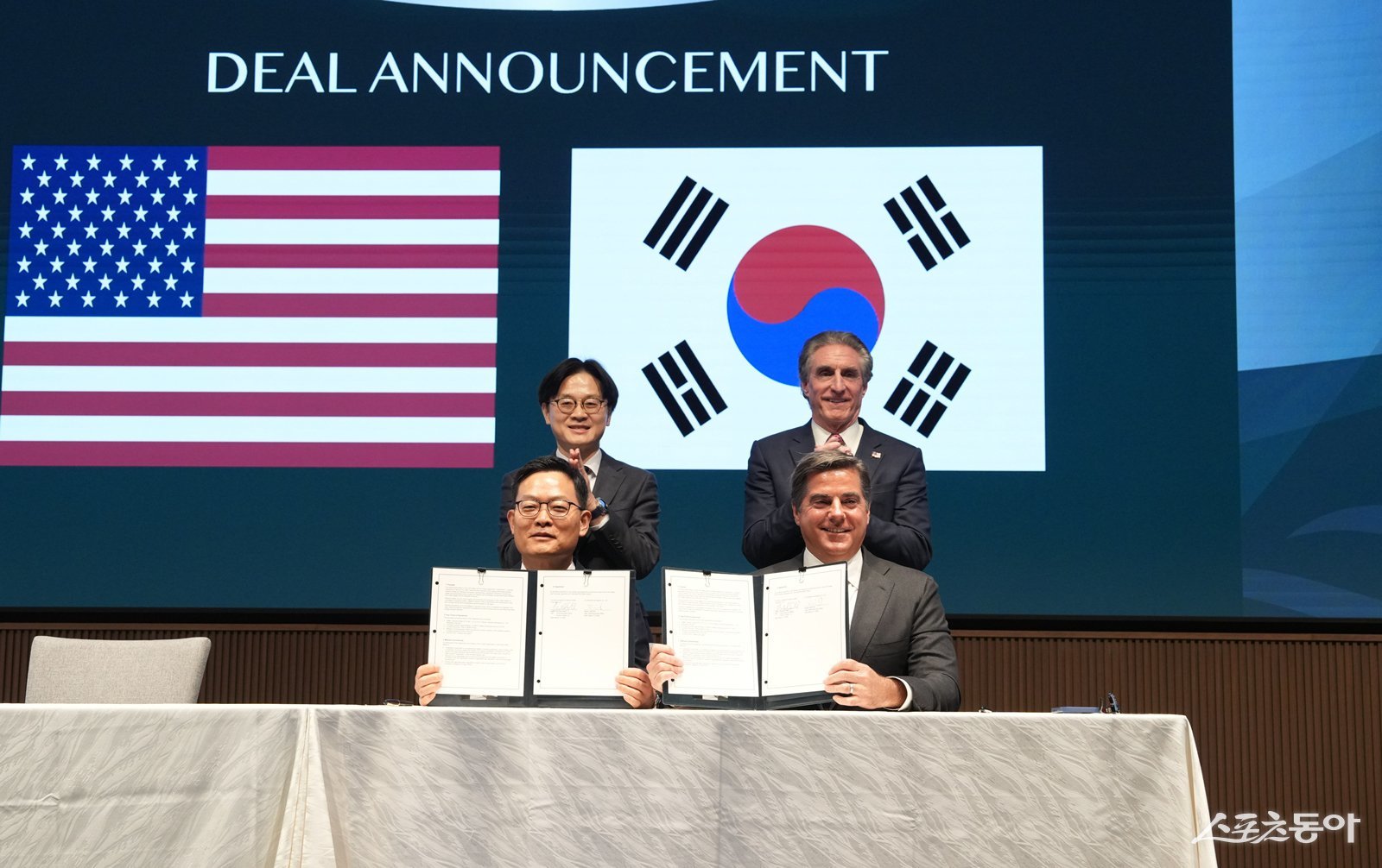 한화에어로스페이스와 美 LNG 생산 기업 벤처 글로벌과의 LNG 장기 구매 계약식에 참석한김정관 산업통상부 장관, 더그 버검 미국 내무부 장관, 마이클 세이블 벤처 글로벌 대표, 손재일 한화에어로스페이스 대표(왼쪽 위부터 시계방향으로)가 기념사진을 찍고 있다. 사진제공｜한화에어로스페이스