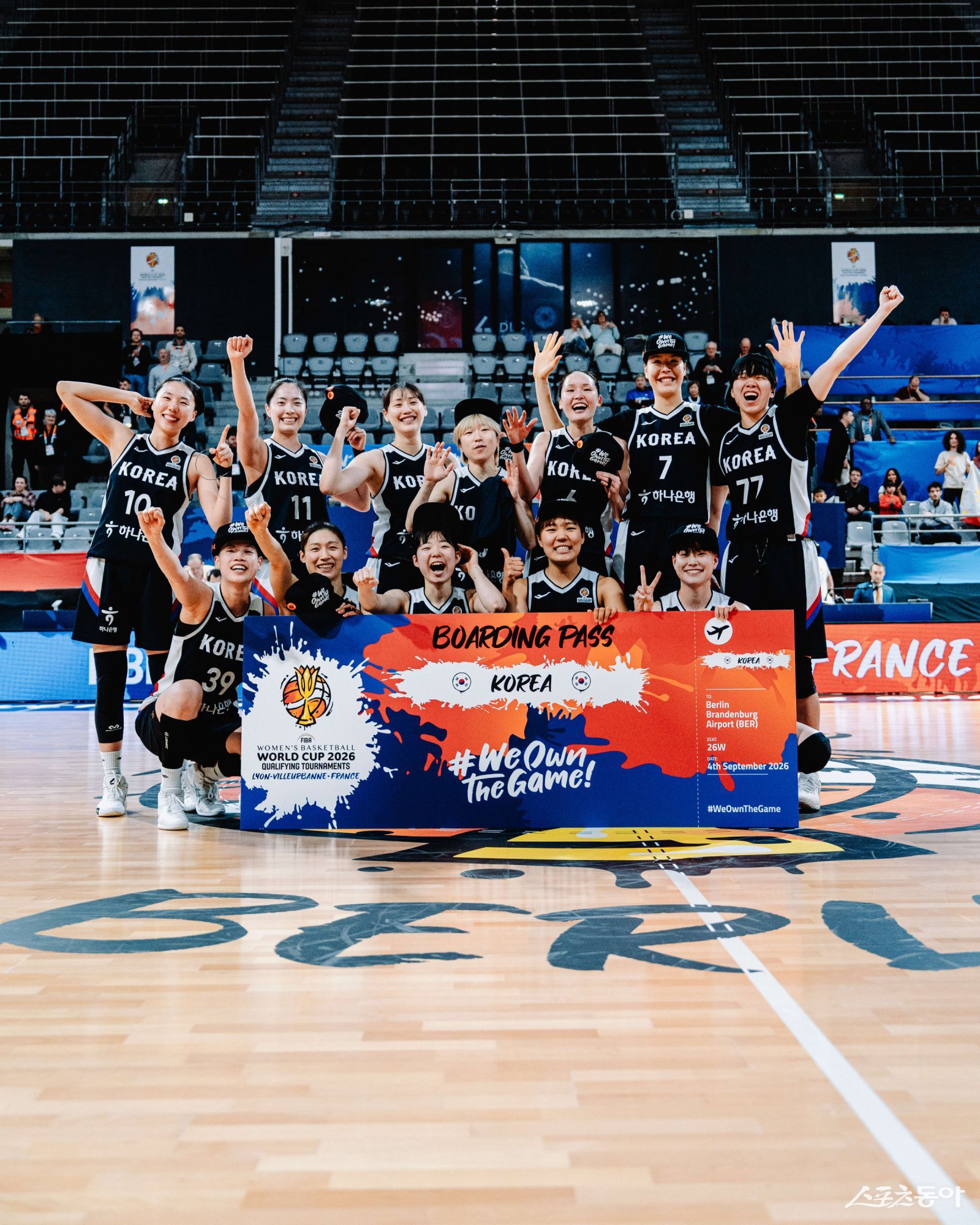 한국 여자농구대표팀 선수들이 15일(한국시간) 프랑스 아스트로바예서 열린 필리핀전에서 105-74로 승리해 17회 연속 월드컵 본선 진출을 확정한 뒤 환호하고 있다. 사진제공ㅣFIBA