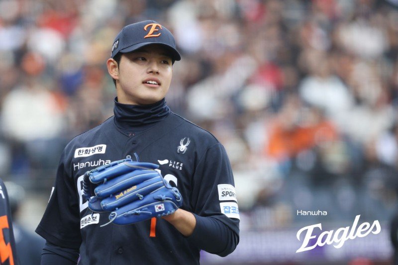 한화 문동주가 15일 대전한화생명볼파크서 열린 SSG와 시범경기 도중 미소짓고 있다. 사진제공｜한화 이글스