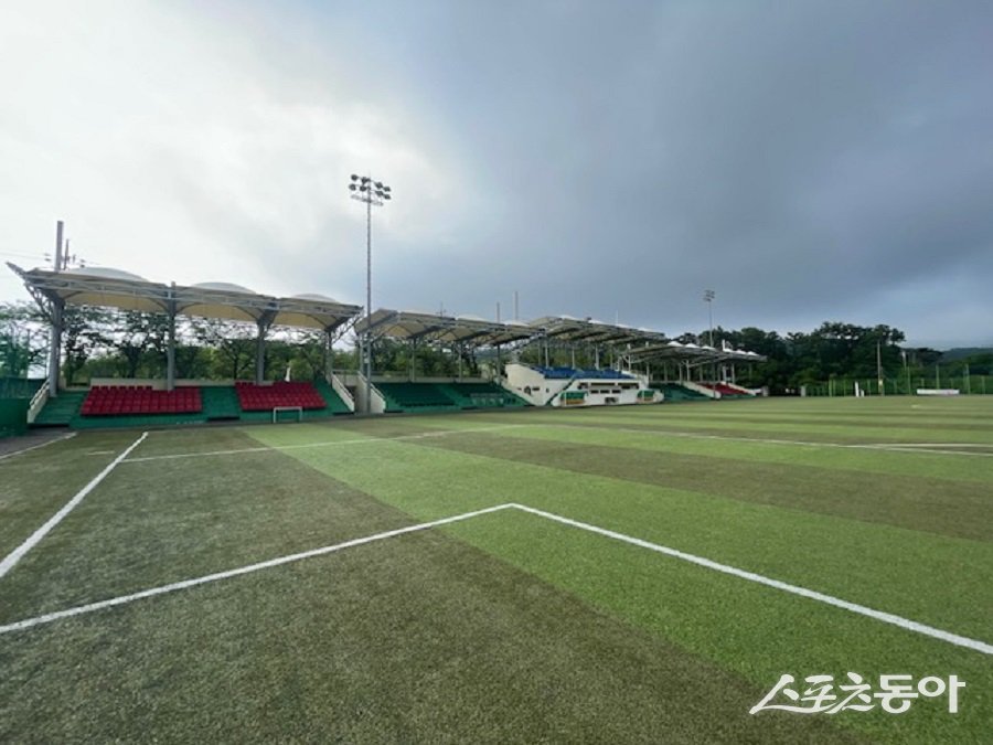 강화군, 공설 체육시설의 안전성과 이용 환경 개선을 위해 축구장 인조잔디 교체 사업을 추진한다. 사진제공｜강화군청