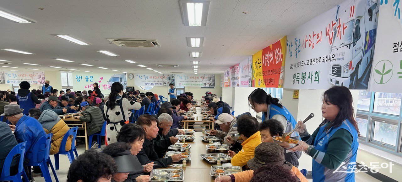 목포시는 오는 17일부터 목포시 건어물젓갈센터 3층에서 어르신들에게 식사를 제공하는 ‘IBK기업은행과 함께하는 참! 좋은 사랑의 밥차’ 운영을 시작한다. 사진제공 I 목포시
