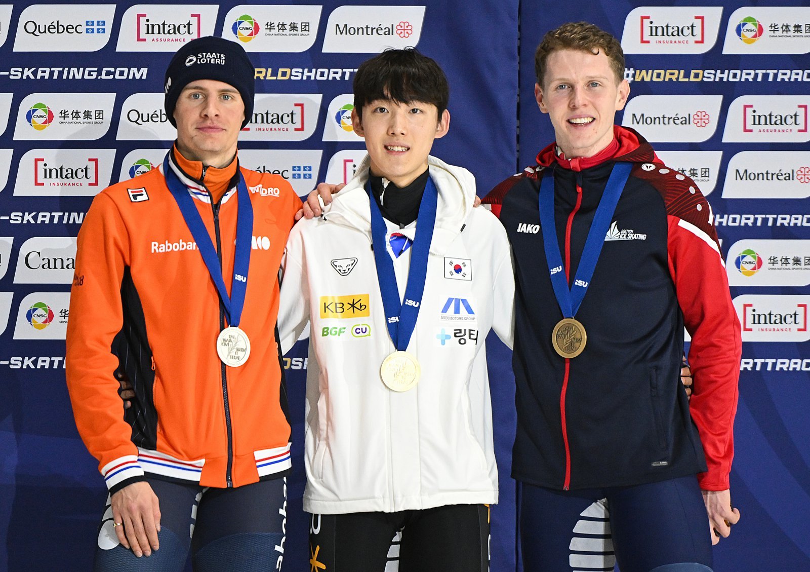 임종언(가운데)이 16일(한국시간) 모리스 리처드 아레나서 열린 세계선수권대회 남자 1000m 우승을 차지한 뒤 옌스 반트바우트(왼쪽), 나이얼 트레이시와 시상대에서 활짝 웃고 있다. 몬트리올ㅣAP뉴시스